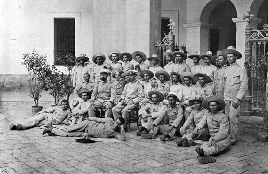 Los &#34;últimos de Filipinas&#34; posan tras su llegada a España después de capitular el 2 de junio de 1899